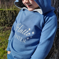Junge mit handgemachten Kapuzen Pullover mit Print Hallo Winter.